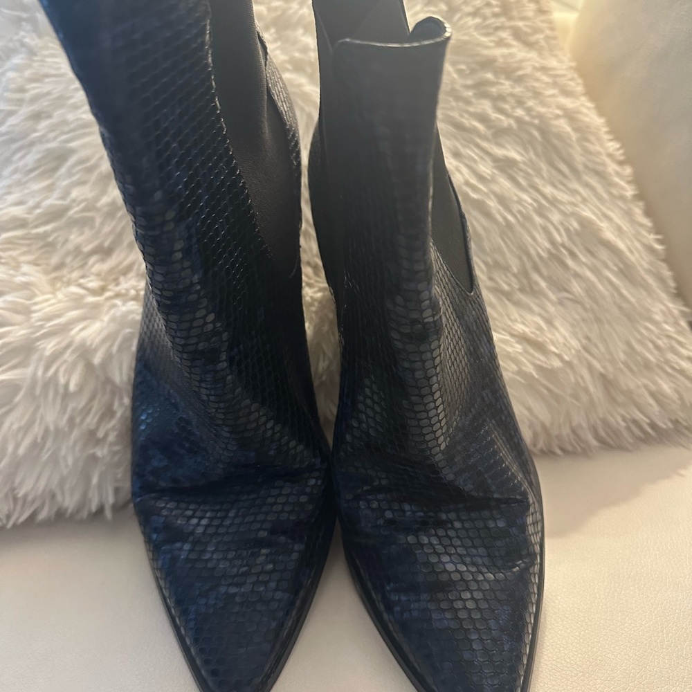 Pointy toe blue lizard look cowboy boots